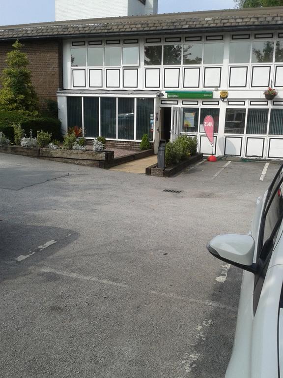 Altrincham Lodge Exteriör bild